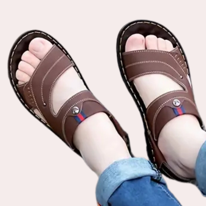 Braune Ledersandalen für Herren, bequem, modisch, ideal für Sommer, Freizeitkleidung.