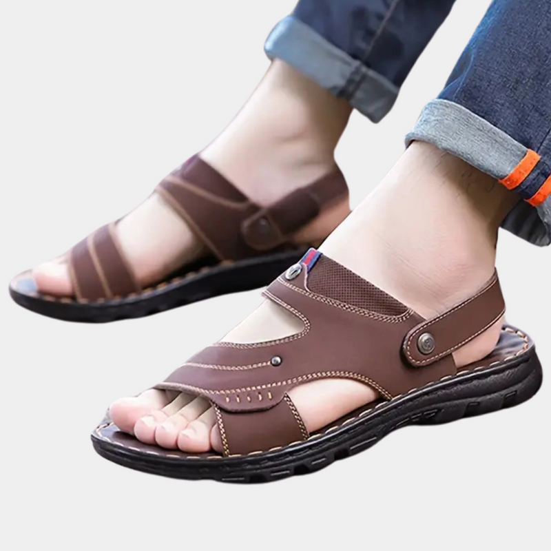 Braune Ledersandalen für Herren, bequem, rutschfest, ideal für Sommer und Freizeit.