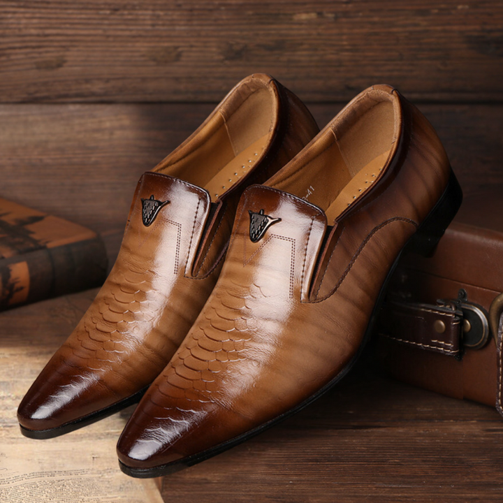 Braune Lederschuhe für Herren, elegantes Design, handgefertigt, formelle Anlässe.