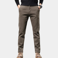 Braune Herren-Chinohose, Baumwolle, lässig, modisch, ideal für Freizeitkleidung.