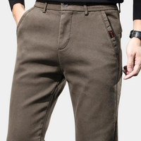 Braune Herren-Chinohose, Baumwolle, klassischer Schnitt, seitliche Taschen, eleganter Stil.