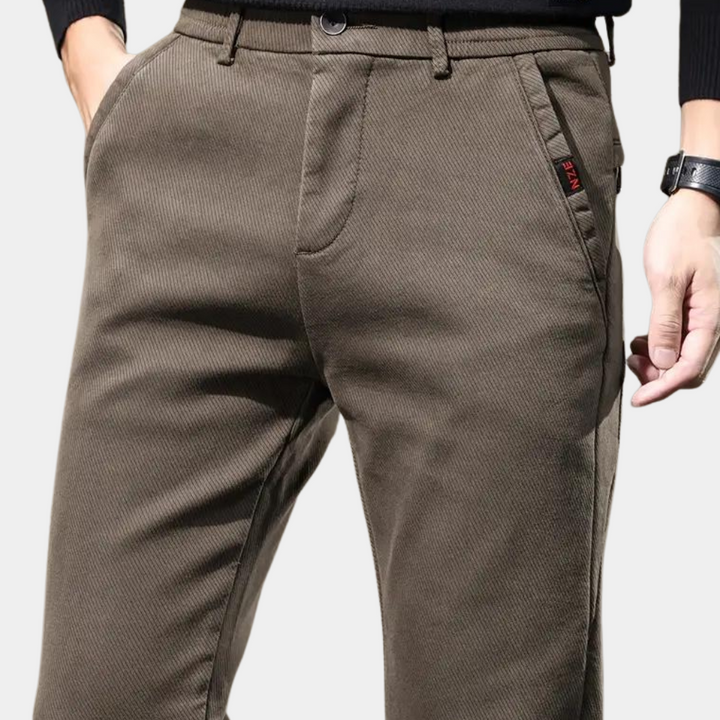 Braune Herren-Chinohose, Baumwolle, klassischer Schnitt, seitliche Taschen, eleganter Stil.