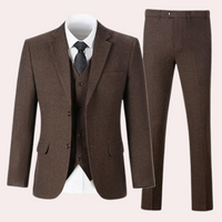 Brauner Herrenanzug mit Weste und Krawatte, elegantes Business-Outfit, dreiteiliges Set