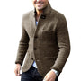 Brauner Herren-Strickblazer, Knopfverschluss, Taschen, eleganter Freizeitstil, Herbstmode.