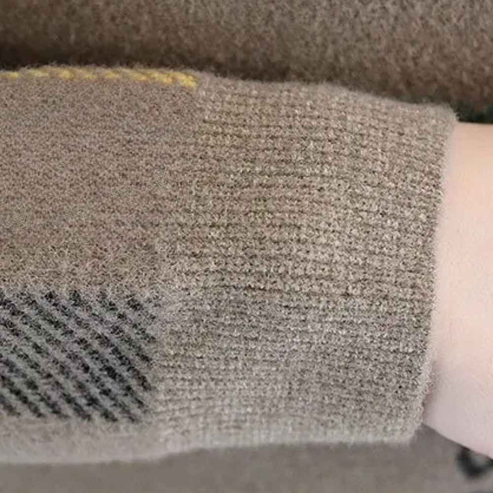 Brauner Wollpullover mit kariertem Muster, weiches Material, modisches Design, Herbstmode.