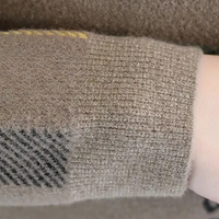 Brauner Wollpullover mit kariertem Muster, weiches Material, modisches Design, Herbstmode.
