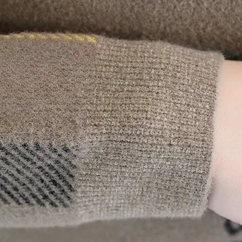 Brauner Wollpullover mit kariertem Muster, weiches Material, modisches Design, Herbstmode.