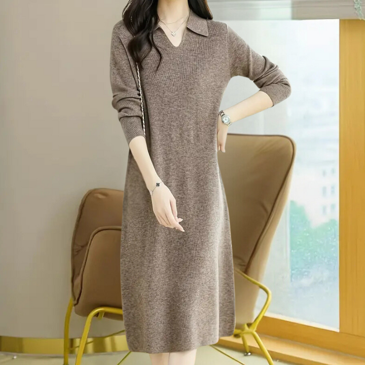Damen Strickkleid braun, langärmelig, V-Ausschnitt, elegant, Herbstmode, bequem.