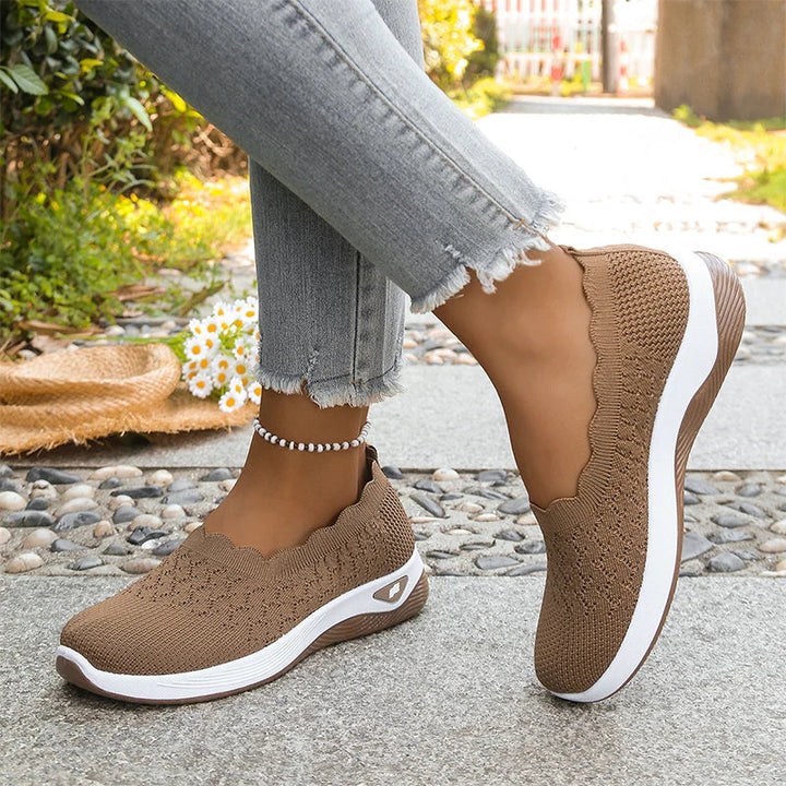 Braune Strick-Slip-ons mit Wellenrand und weißer Zwischensohle, getragen auf Kieselsteinen 20