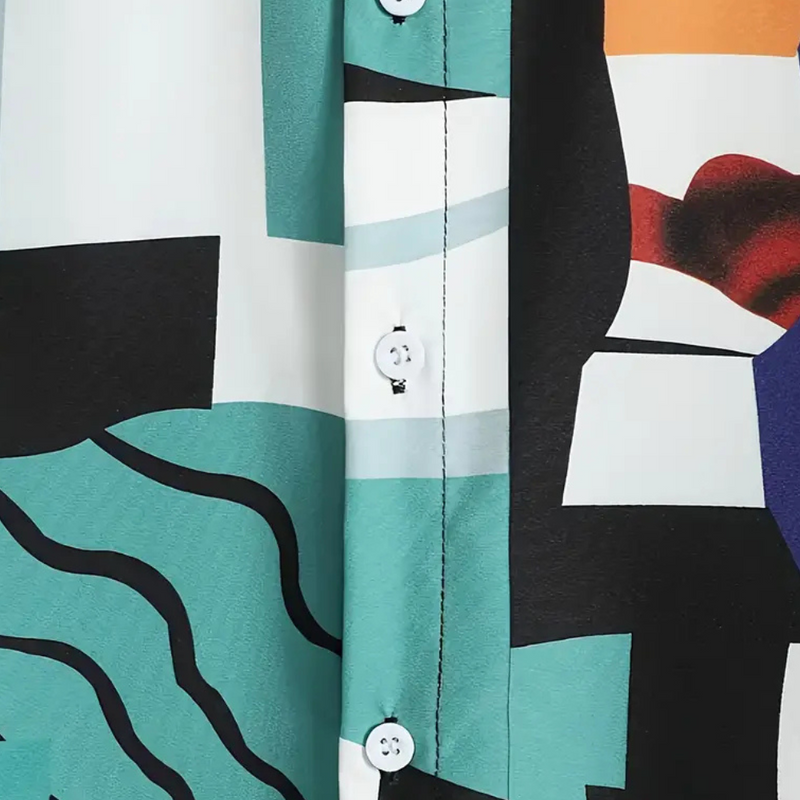 Bunte abstrakte Hemdbluse, geometrisches Muster, Knopfleiste, moderne Damenmode.