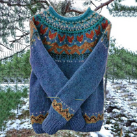 Blauer Strickpullover mit buntem Norwegermuster, Wintermode, Damenbekleidung, warm und stilvoll.