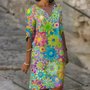 Frau in buntem, geblümtem Sommerkleid auf Straße, modisch, farbenfroh, Freizeitkleidung.