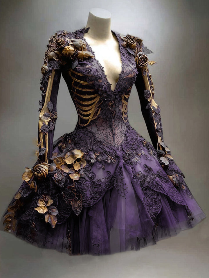Dasselbe Kleid in Violett mit Spitze, Tüllrock, goldenem Skelettmotiv und goldenen Rosen samt kleinem Totenkopf am Rock. 6