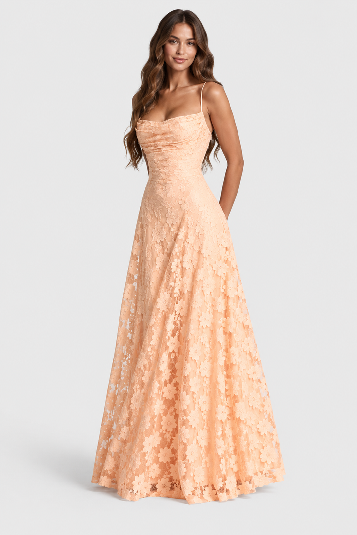 Pfirsichfarbenes Kleid mit Blumenspitze und drapiertem Ausschnitt, Frontansicht am Model mit langen welligen Haaren. 16