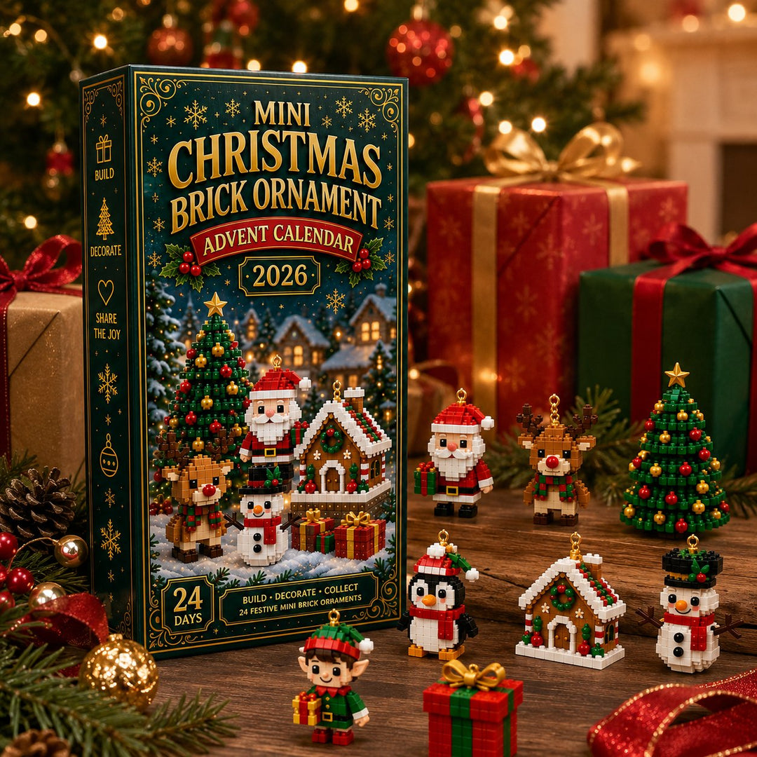 Schachtel zwischen Geschenken und Tannenzweigen, davor sieben gebaute Figuren, darunter Weihnachtsmann, Rentier, Schneemann, Tannenbaum, Pinguin, Elf und Gesche 6