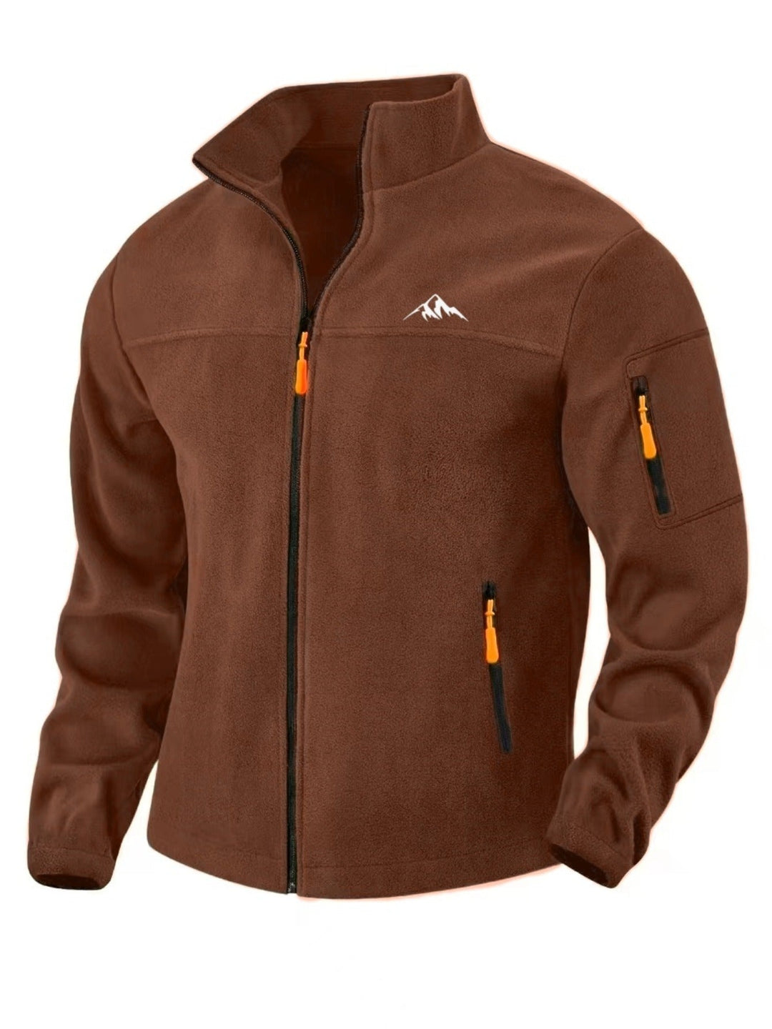 Braune Fleecejacke in Schrägansicht mit orangen Reißverschlusszügen, Ärmeltasche und kleinem weißem Bergmotiv auf der Brust 1