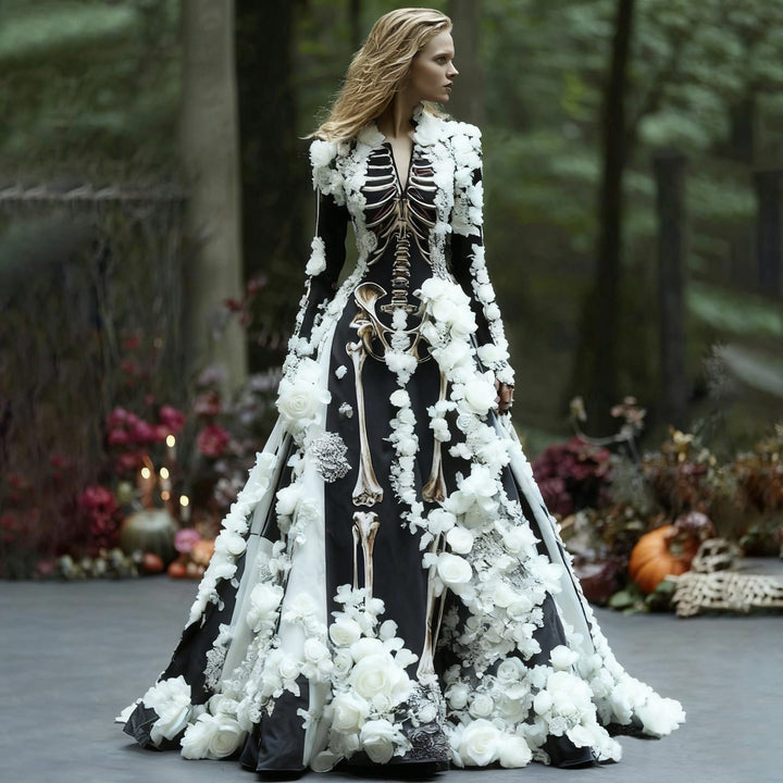 Dasselbe Maxikleid mit Skelettdruck in Schwarz-Weiß, besetzt mit cremeweißen Rosen, getragen von einem Model im Wald. 2