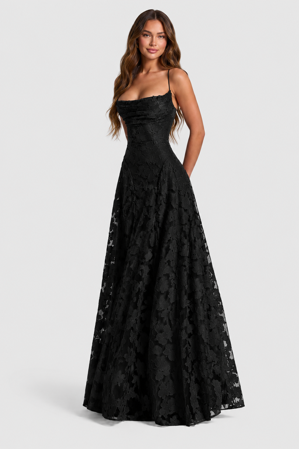 Schwarzes bodenlanges Spitzenkleid mit Blumenmuster, dünnen Trägern und drapiertem Wasserfallausschnitt, getragen von einer Frau, Dreiviertelansicht von vorn. 21