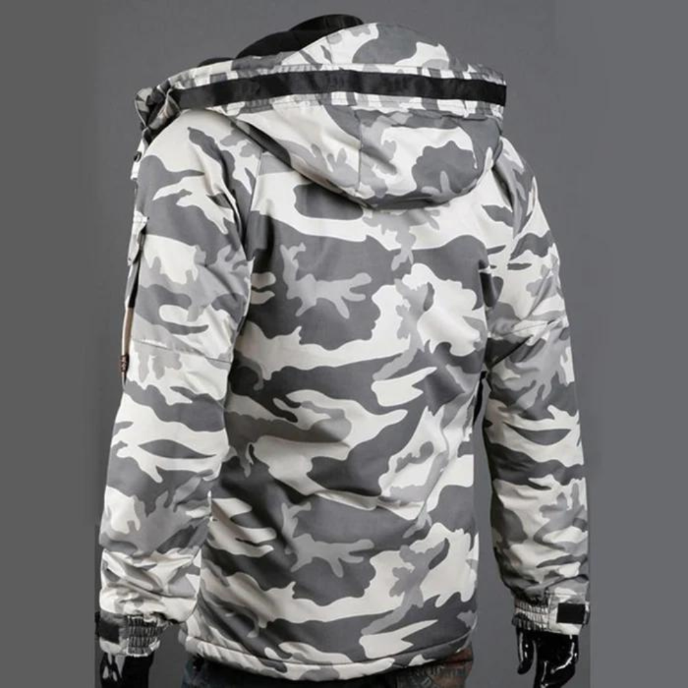 Weiße Camouflage-Jacke mit Kapuze, Herrenmode, Winterbekleidung, Outdoor, stylisch.