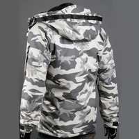 Weiße Camouflage-Jacke mit Kapuze, Herrenmode, Winterbekleidung, Outdoor, stylisch.