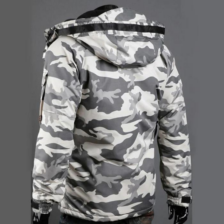 Weiße Camouflage-Jacke mit Kapuze, Herrenmode, Winterbekleidung, Outdoor, stylisch.