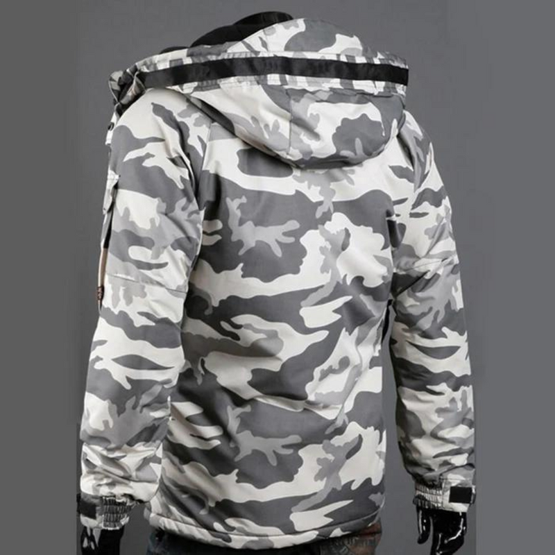 Weiße Camouflage-Jacke mit Kapuze, Herrenmode, Winterbekleidung, Outdoor, stylisch.