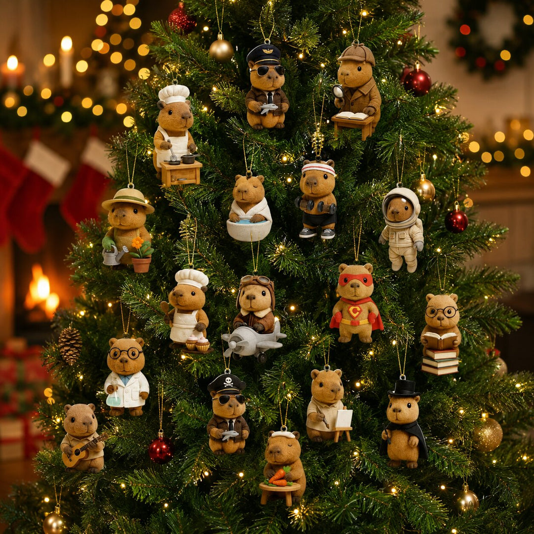 Die kostümierten Kapybara-Figuren hängen als Anhänger an goldenen Fäden in einem festlich beleuchteten, geschmückten Weihnachtsbaum. 3