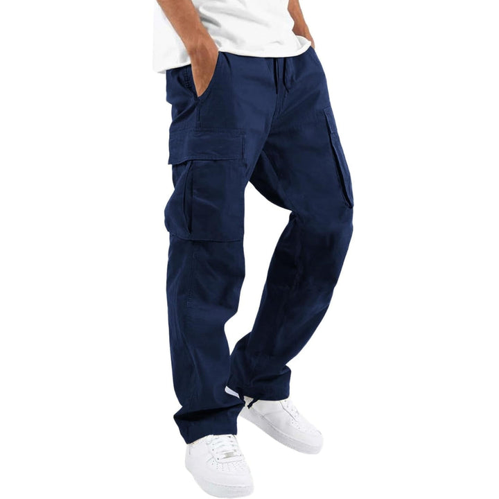 Model trägt die Cargohose in Dunkelblau mit Seitentaschen und Kordelzug, Hände in den Taschen, dazu weißes T-Shirt und weiße Sneaker. 6