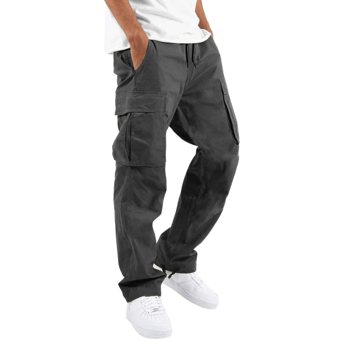 Model trägt die Cargohose in Dunkelgrau mit Kordelzug und großen Seitentaschen, dazu weißes T-Shirt und weiße Sneaker. 8