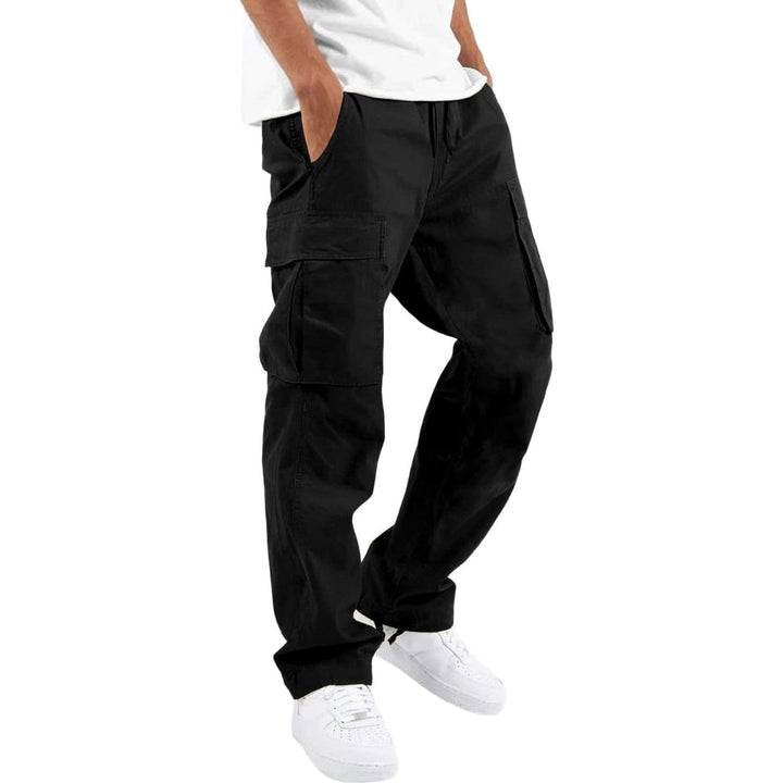 Model trägt die schwarze Cargohose mit seitlichen Klappentaschen und Kordelzug, kombiniert mit weißem T-Shirt und weißen Sneakern. 4