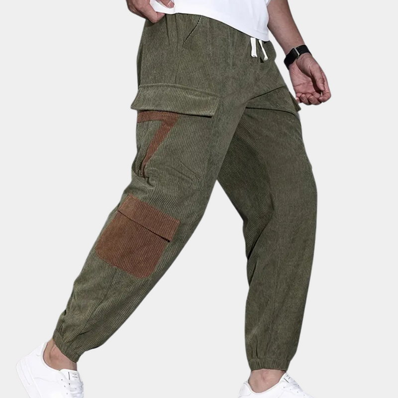Grüne Cord-Cargohose für Herren mit Taschen, lässiger Stil, ideal für Freizeitkleidung.