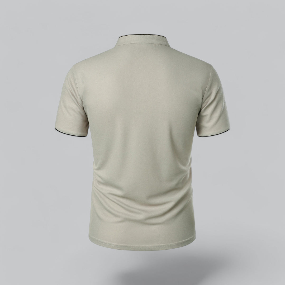 Rückansicht in hellem Beige mit schlichtem Rücken und schwarz abgesetzten Ärmelsäumen 12