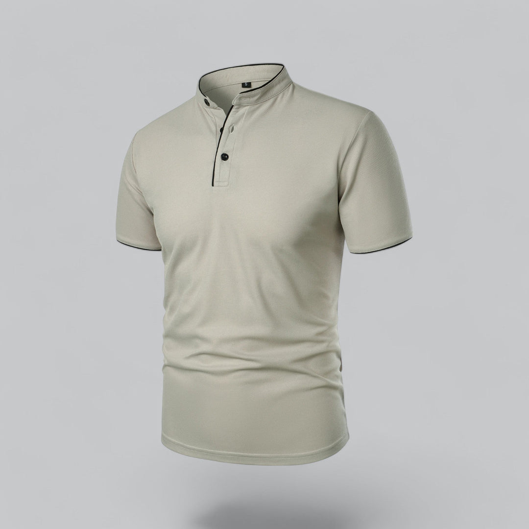 Seitliche Dreiviertelansicht in hellem Beige mit Stehkragen, schwarzen Knöpfen und schwarzer Paspel 13