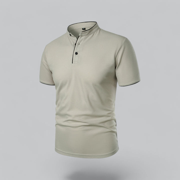 Seitliche Dreiviertelansicht in hellem Beige mit Stehkragen, schwarzen Knöpfen und schwarzer Paspel 13