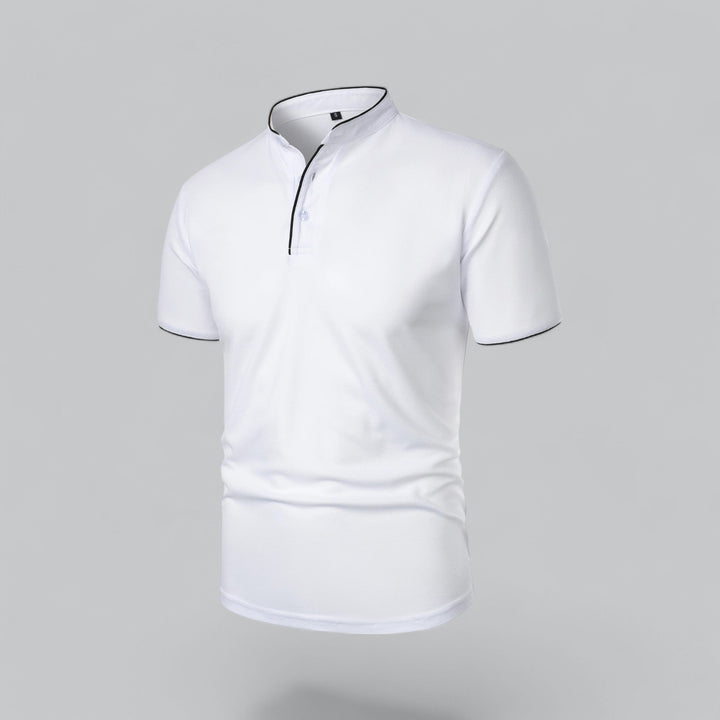 Weißes Poloshirt mit Stehkragen und schwarzen Paspeln an Knopfleiste, Kragen und Ärmelsäumen, Schrägansicht von vorn 21