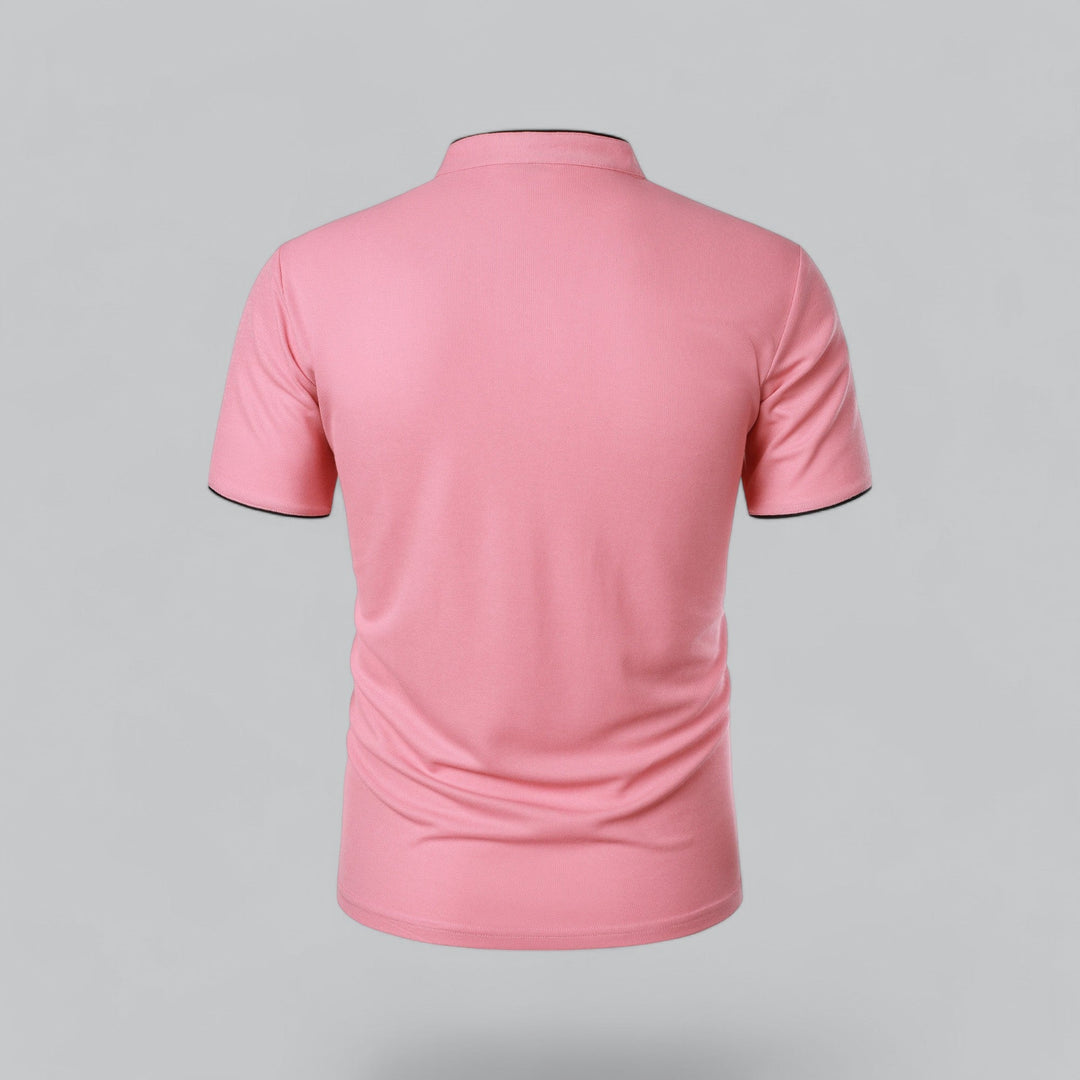 Rosa Poloshirt von hinten, glatter Rücken, Stehkragen und dunkel abgesetzte Ärmelsäume 22