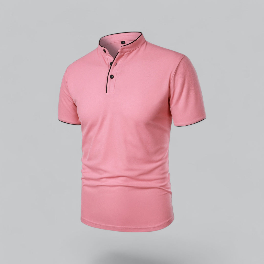 Rosa Poloshirt in Schrägansicht von vorn, schwarze Knöpfe und schwarze Paspeln an Kragen und Ärmeln 23