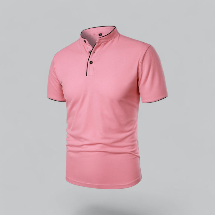 Rosa Poloshirt in Schrägansicht von vorn, schwarze Knöpfe und schwarze Paspeln an Kragen und Ärmeln 23