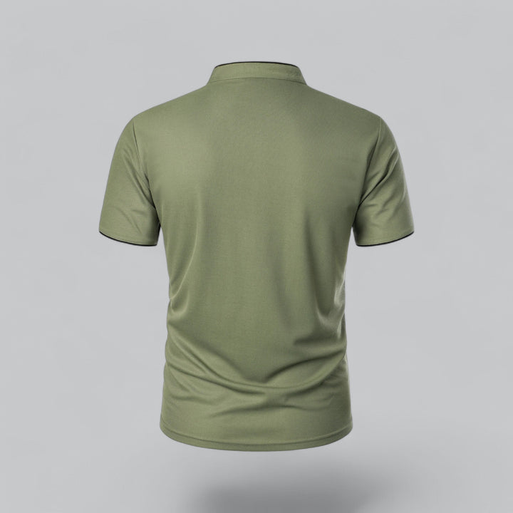 Olivgrünes Poloshirt von hinten, schlichter Rücken, Stehkragen und schwarz abgesetzte Ärmelsäume 24