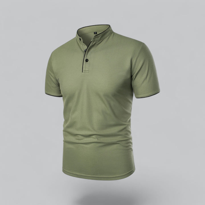 Olivgrünes Poloshirt in Schrägansicht von vorn, Stehkragen, schwarze Knopfleiste und schwarze Ärmelkanten 25