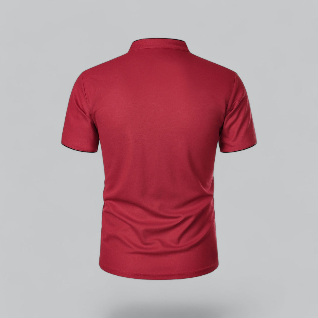 Rotes Poloshirt von hinten, einfarbiger Rücken mit Stehkragen und dunklen Ärmelsäumen 26