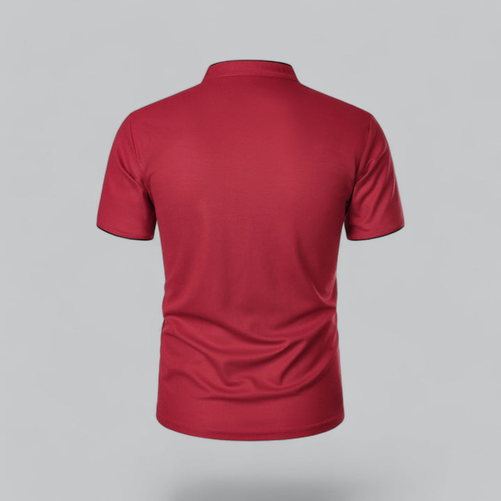 Rotes Poloshirt von hinten, einfarbiger Rücken mit Stehkragen und dunklen Ärmelsäumen 26