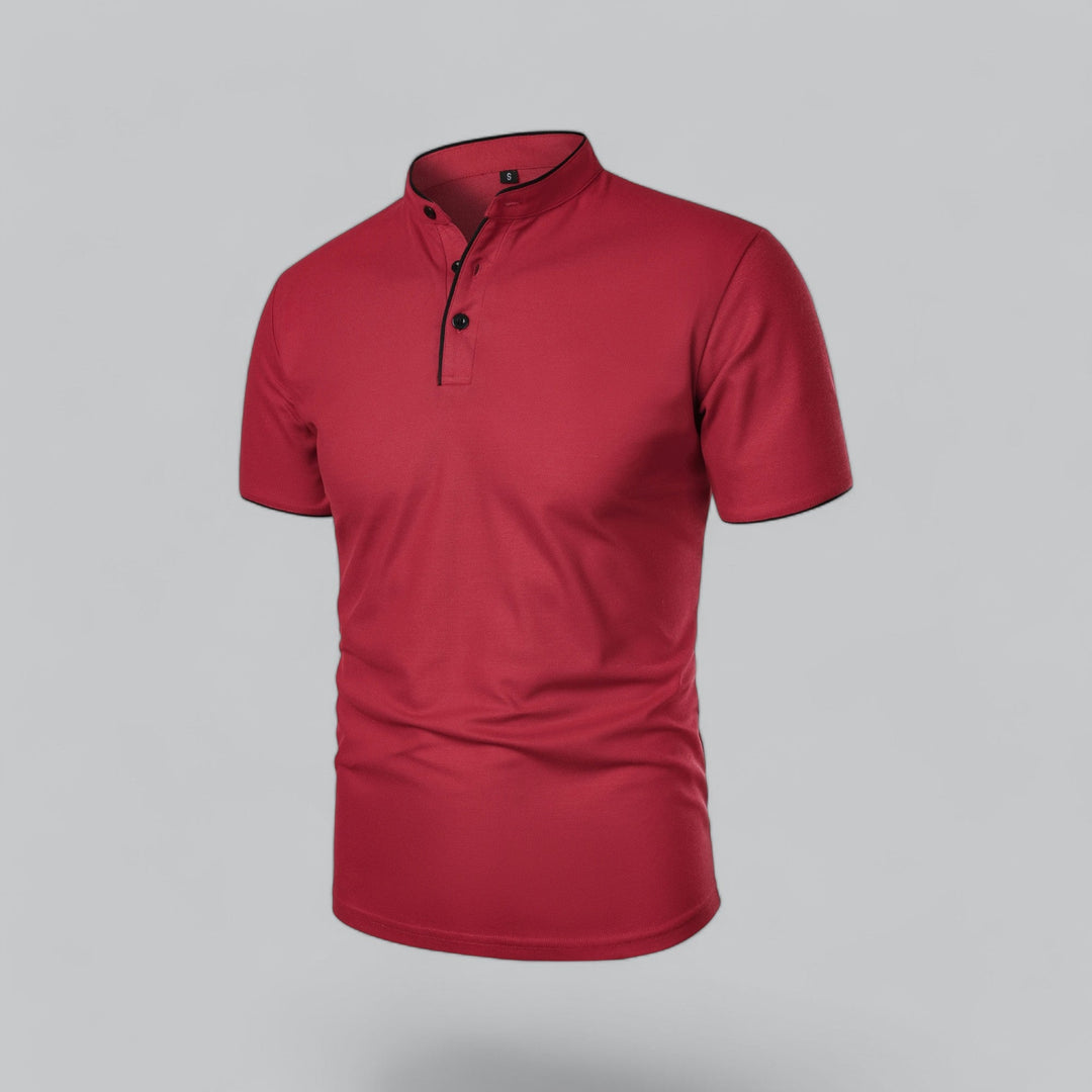 Rotes Poloshirt in Schrägansicht von vorn, Stehkragen mit schwarzen Paspeln und schwarzen Knöpfen 27