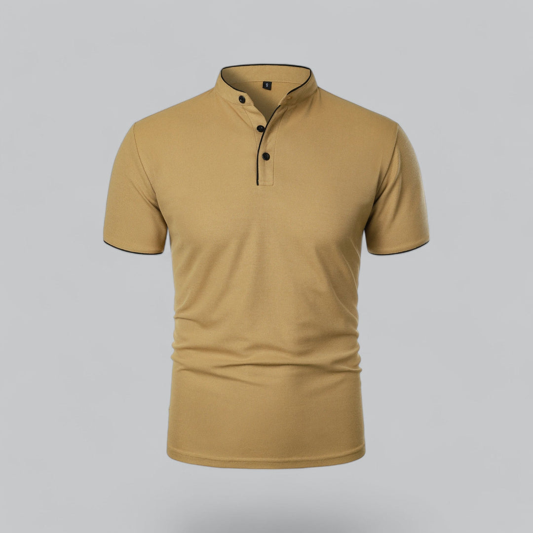 Vorderansicht in Senfgelb mit Stehkragen, Knopfleiste und schwarzer Paspel an Kragen und Ärmelsäumen 1