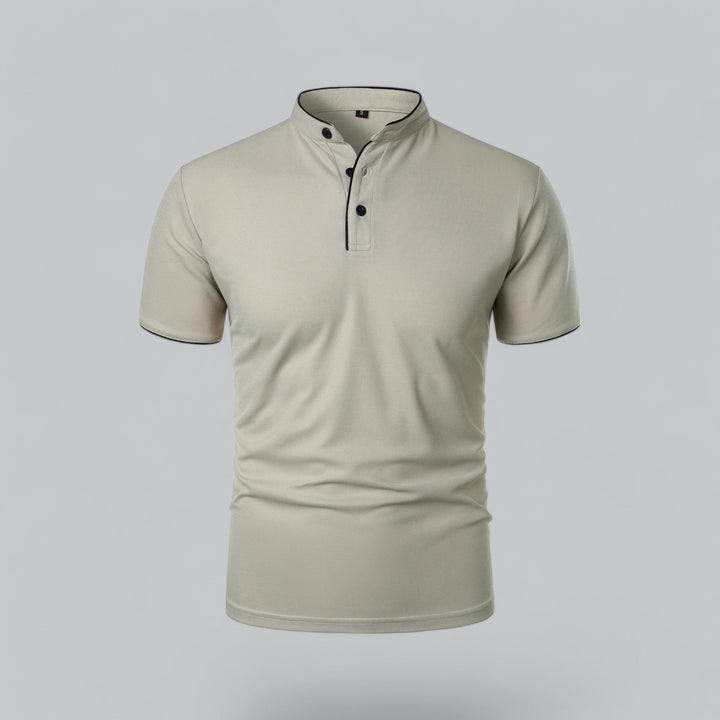 Vorderansicht in hellem Beige mit schwarzer Paspel an Stehkragen, Knopfleiste und Ärmelbündchen 2