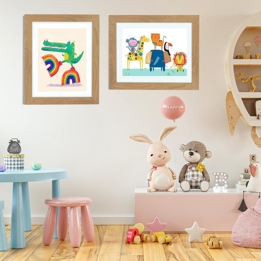 Zwei Holzrahmen mit Krokodil- und Tierzeichnung hängen an der Wand eines Kinderzimmers mit Plüschtieren und Spielzeug. 13