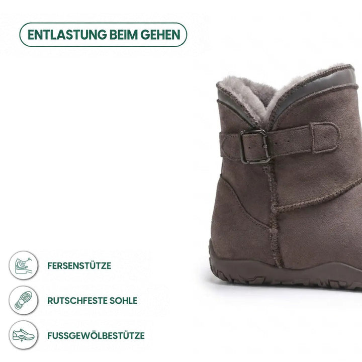 Detailansicht der taupefarbenen Stiefel von der Seite mit Schnalle, Fellfutter und Hinweisen zu Ferse, Sohle und 40