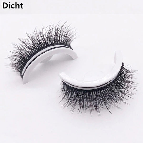 Zwei Wimpernpaare auf weißen Haltern vor hellem Hintergrund, Variante mit besonders dichten, vollen Wimpern. 12