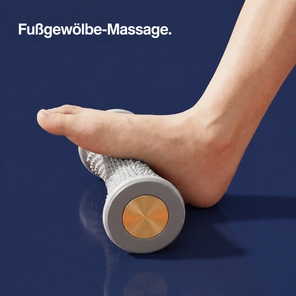 Ein nackter Fuß steht mit dem Fußgewölbe auf dem Roller und wird massiert 2