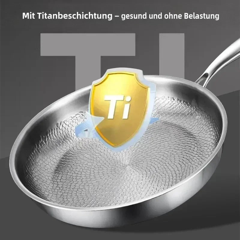 Pfanne mit gehämmerter Oberfläche und eingeblendetem goldenem Schild mit Titan-Symbol als Hinweis auf das Material. 6